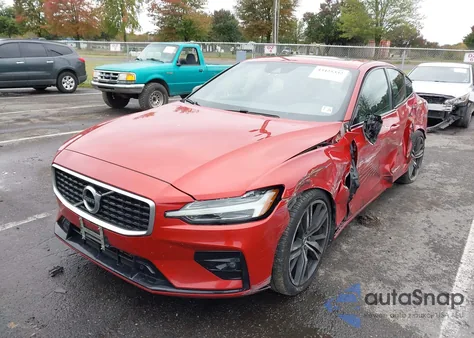 2019 Volvo S60 T6 R-Design z USA, uszkodzony, nr VIN 7JRA22TM4KG004573